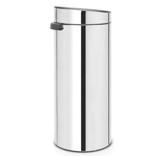 פח ברבנטיה למטבח 30 ליטר - Brabantia ניקל מבריק מתוך קולקציית פחי אשפה למטבח (מבט מקרוב) - פריט מעוצב לעיצוב חלל רחצה מודרני ויוקרתי