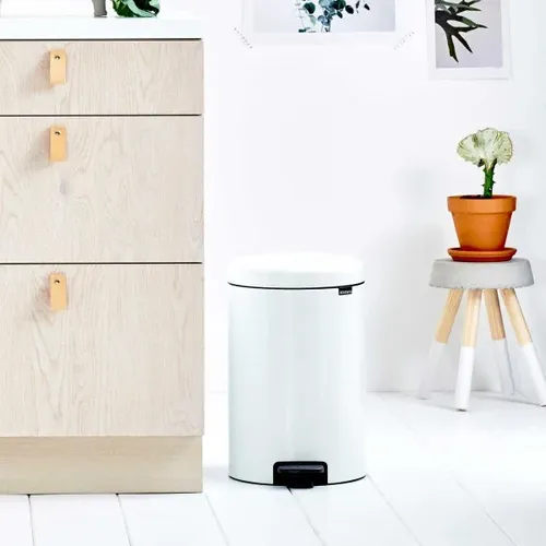פח ברבנטיה 20 ליטר Brabantia לבן מתוך קולקציית פחי אשפה לשירותים (תמונת מוצר) - שילוב מושלם בין נוחות שימוש יומיומית לסטייל נקי