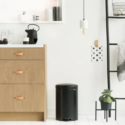 פח ברבנטיה 20 ליטר Brabantia שחור מתוך קולקציית פחי אשפה לשירותים (מבט נוסף) - איכות פרימיום בלתי מתפשרת ואחריות מלאה