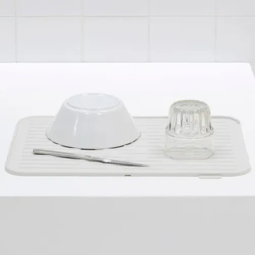 משטח לייבוש כלים סיליקון Brabantia אפור בהיר מתוך קולקציית מתקן לייבוש כלים (מבט מקרוב) - פתרון פונקציונלי ואסתטי לארגון הבית