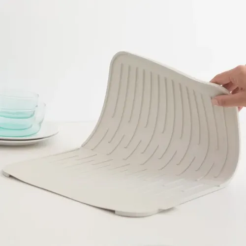 משטח לייבוש כלים סיליקון Brabantia אפור בהיר מתוך קולקציית מתקן לייבוש כלים (בסביבה מעוצבת) - פריט מעוצב לעיצוב חלל רחצה מודרני ויוקרתי