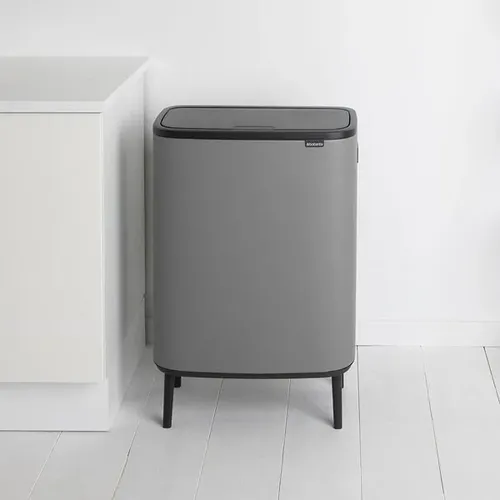 פח טאצ הפרדה ברבנטיה למטבח 60 ליטר - Brabantia בגוון בטון מינרלי פח הפרדה מתוך קולקציית פחי אשפה למטבח (מבט מהצד) - פתרון פונקציונלי ואסתטי לארגו
