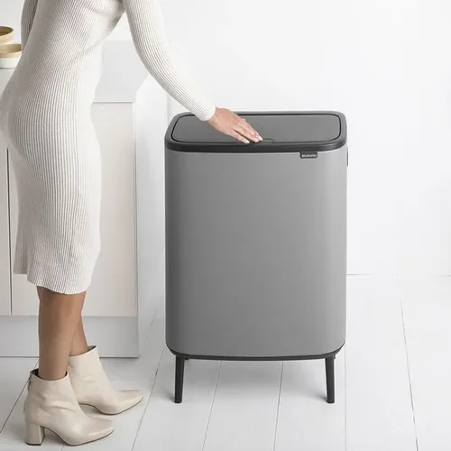 פח טאצ הפרדה ברבנטיה למטבח 60 ליטר - Brabantia בגוון בטון מינרלי פח הפרדה מתוך קולקציית פחי אשפה למטבח (מבט מקרוב) - פריט מעוצב לעיצוב חלל רחצה מ
