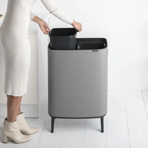 פח טאצ הפרדה ברבנטיה למטבח 60 ליטר - Brabantia בגוון בטון מינרלי פח הפרדה מתוך קולקציית פחי אשפה למטבח (בסביבה מעוצבת) - עשוי מחומרים עמידים בפני