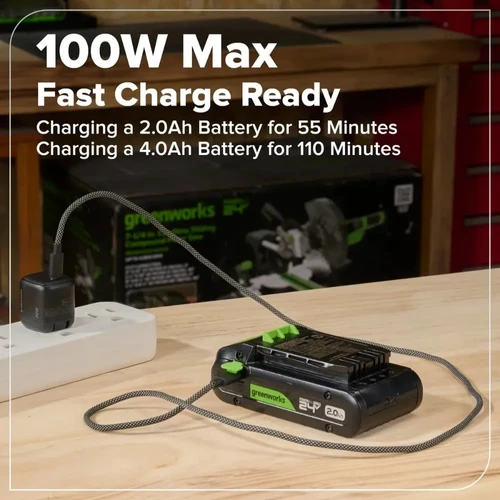 סוללת Greenworks 24V 2Ah עם חיבור USB-C דו-כיווני המשמשת גם כ-Power Bank לטעינת טלפון, טאבלט ומחשב נייד עד 65W