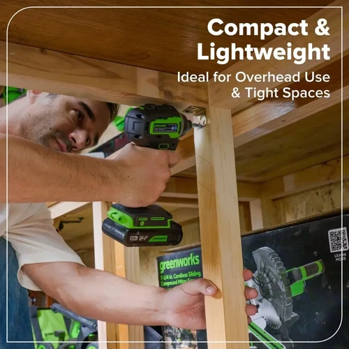 מברגת אימפקט Greenworks ID3220 24V Brushless בעבודה במקומות צרים ובגובה, עם עיצוב קומפקטי, משקל קל של 0.97 ק