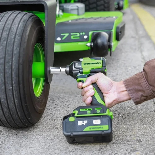 מפתח רטיטה Greenworks IW550 24V משחרר ומהדק אומים וברגים בעוצמה של 500Nm, מתאים לעבודות תחזוקה, ציוד מכני ונגררים.