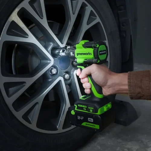 מפתח רטיטה Greenworks IW550 24V Brushless בפירוק והידוק אומי גלגל, עם צ'אק ריבועי 1/2 אינץ', סוללת 4Ah ותאורת LED מובנית.