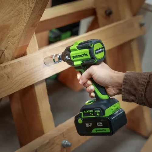 מפתח רטיטה Greenworks IW550 24V Brushless בעבודה על מבנה עץ, עם מומנט של 500Nm, סוללת 4Ah ותאימות לכל סוללות Greenworks POWERALL 24V
