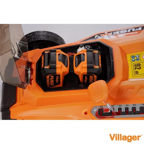 תקריב על תא הסוללות הפתוח במכסחת דשא נטענת Villager, המציג שתי סוללות ליתיום 18V תואמות המחוברות במקביל למתח עבודה משולב של 36V.