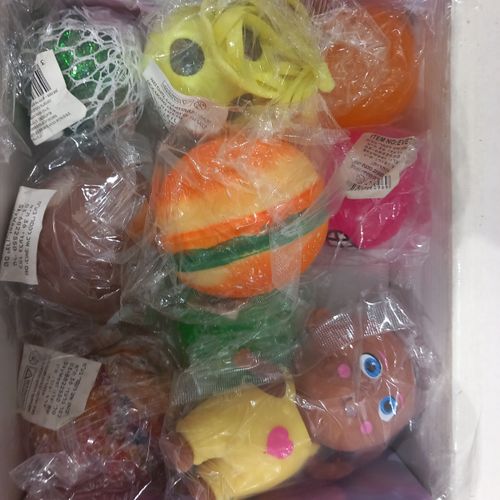 9 סקווישי לחיצה במארז גלו מה מסתתר בקופסה  - Nine squishies in a box