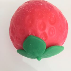 סקווישי לחיצה רך תות שדה להפגת מתחים -  Strawberry-shaped squishy