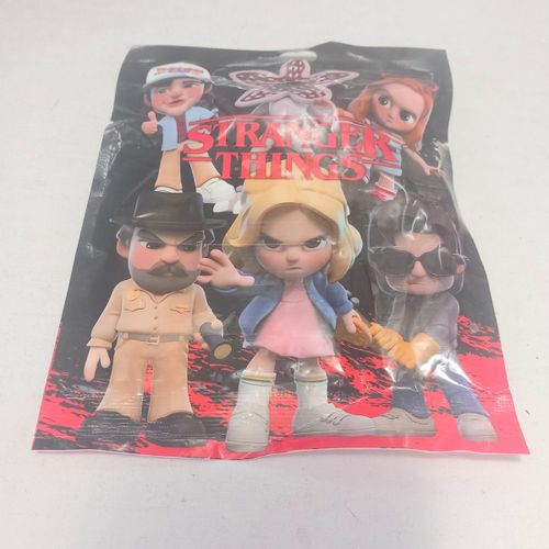 שקיות הפתעה - דמות אספנות דברים מוזרים + 3 קלפים - 912015 STRANGER THINGS
