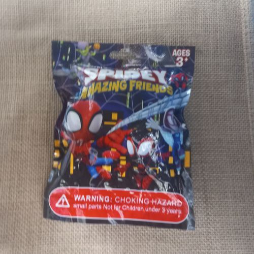 שקיות הפתעה - דמות ספיידי  + 3 קלפים -  SPIDEY  7795