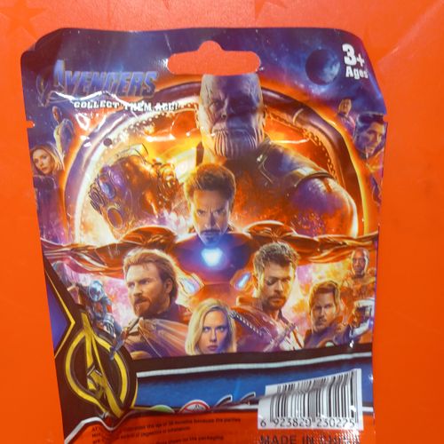 שקיות הפתעה - גיבורי על הנוקמים דמות + 3 קלפים -  AVENGERS