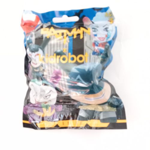 שקיות הפתעה - דמות  באטמן עטלף + 3 קלפים - KIDROBOT BATMEN