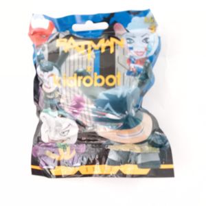 שקיות הפתעה - דמות  באטמן עטלף + 3 קלפים - KIDROBOT BATMEN