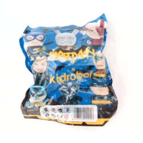 שקיות הפתעה - דמות  באטמן עטלף + 3 קלפים - KIDROBOT BATMEN