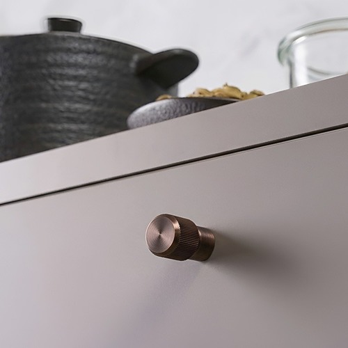 BROOKLYN ידית כפתור מחורצת, דגם 0676K ברונזה מוברשת