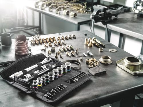 סט בוקסות וראצ'ט מתכת Zyklop Metal בחיבור 3/8 הכולל 13 חלקים בתוך מארז טקסטיל שחור.