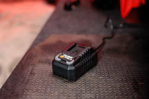 מטען סוללות Villager FUSE 18V 2.4A בטעינת סוללת ליתיום מסדרת FUSE 18V.