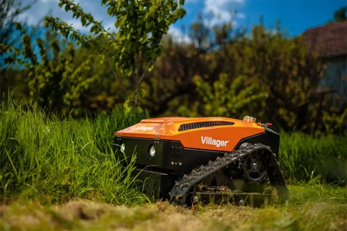 מכסחת העשבייה עם שלט רחוק Villager VILLYRC53 בפעולה בשטח עם מערכת הנעה זחלית לכיסוח עשבייה ודשא במדרונות