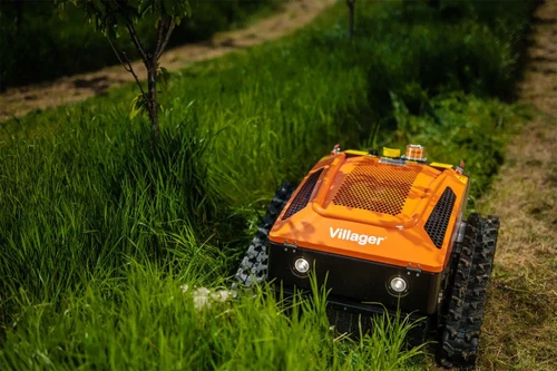 מכסחת העשבייה עם שלט רחוק Villager VILLYRC53 בפעולה בשטח עם מערכת זחלים לעבודה בעשבייה גבוהה, מדרונות ואזורים קשים לגישה