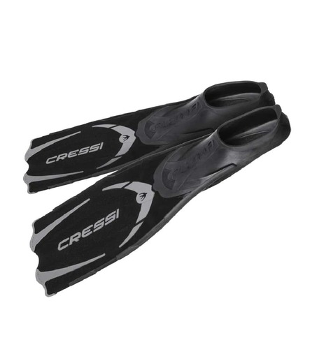 סנפירי שנירקול סגורים דגם Cressi Pluma בצבע שחור/כחול מונחים על החוף