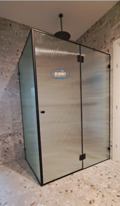 מקלחון פינתי שני קבועים+ דלת זכוכית גלים גלינה פירזול שחור 8 מ"מ לפי מידה