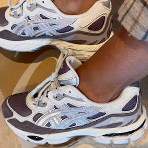 נעל ASICS מידות 36-42 לנשים בגוון חום-קרם