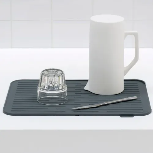 משטח לייבוש כלים סיליקון Brabantia אפור מתוך קולקציית מתקן לייבוש כלים (תמונת מוצר) - עשוי מחומרים עמידים בפני לחות וחלודה לאורך זמן
