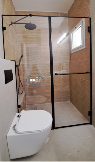 מקלחון חזית קבוע+ דלת זכוכית שקופה פירזול שחור 8 מ"מ לפי מידה+ ידית מגבת