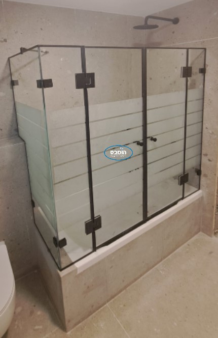 אמבטיון סגירה מלאה זכוכית פסים התזת חול עם פירזול שחור 8 מ"מ לפי מידה 