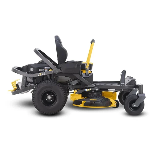 מבט צד מלא על טרקטורון כיסוח Zero-Turn דגם Cub Cadet Z2-42 בצבע צהוב-שחור, על רקע לבן