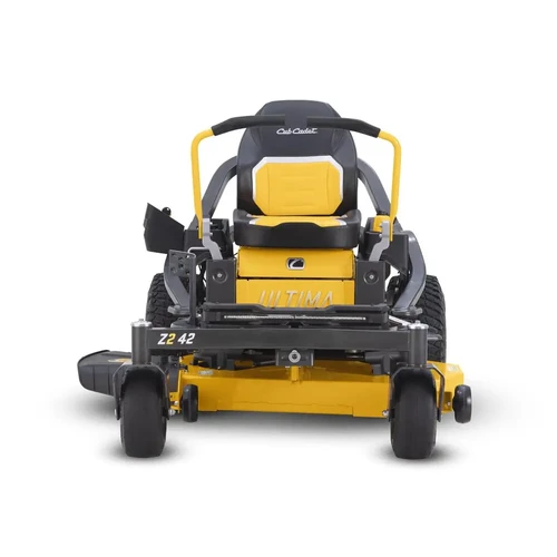 מבט חזיתי ישיר על טרקטורון כיסוח Cub Cadet ULTIMA Z2-42, מציג את לוח הפיקוד, מושב הנהג ושולחן הכיסוח