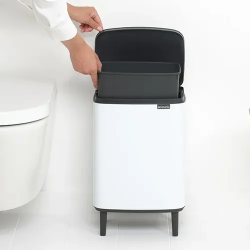 פח ברבנטיה לשירותים 12 ליטר - Brabantia BO לבן -24 מתוך קולקציית פחי אשפה לשירותים (מבט נוסף) - קל לניקוי ותחזוקה לשמירה על מראה חדש ומבריק
