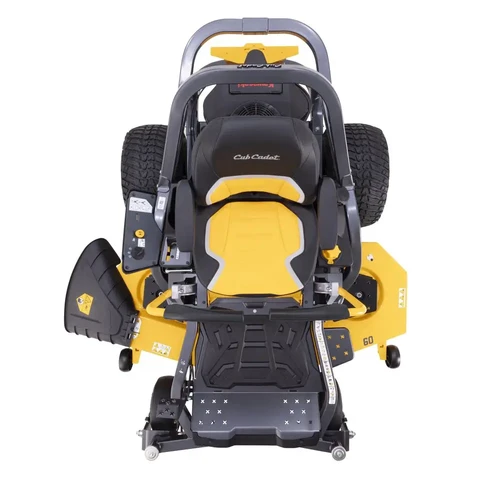 מבט על ישיר על טרקטורון כיסוח דשא Cub Cadet ULTIMA Z3 60 בצבעי צהוב-אפור, המציג את תא הנהג, המושב הארגונומי ושולחן הכיסוח הרחב