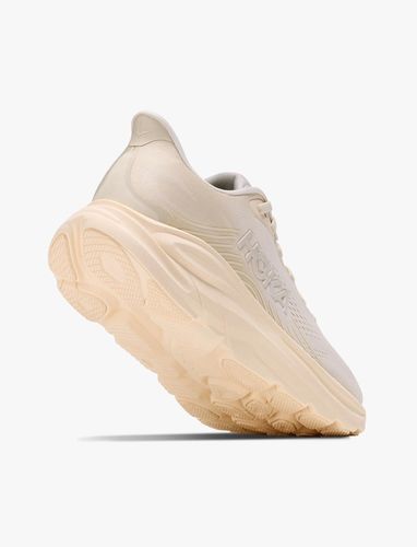 HOKA CLIFTON 11 - נעלי ספורט נשים הוקה קליפטון 11 רחבות בצבע חימר בהיר/שיבולת שועל