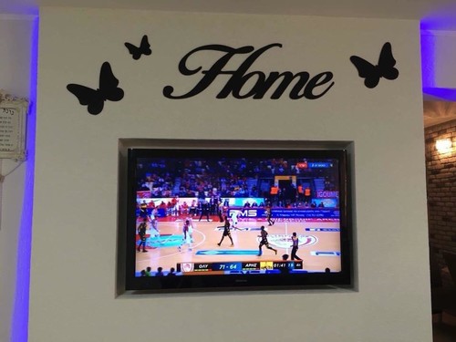 שלט עץ לסלון ולחלל הבית בעיצוב HOME מודרני בשילוב פרפרים