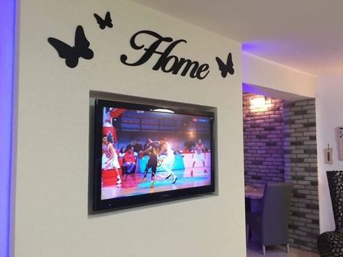 שלט עץ לסלון ולחלל הבית בעיצוב HOME מודרני בשילוב פרפרים