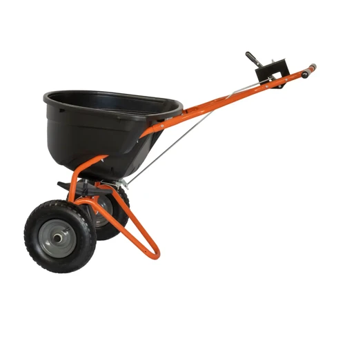 מדשנת מפזרת נדחפת מקצועית של Agri-Fab (אגרי פב) דגם 45-0614 בזווית צד על רקע לבן, מציגה את מכל הפולי השחור בקיבולת 60 ק
