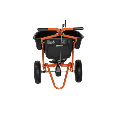 מבט אחורי של מדשנת נדחפת Agri-Fab 45-0614 (אגרי פב), המציג את שילדת הפלדה הכתומה, ידיות האחיזה, מנגנון בקרת הפיזור וידית הכיול המדויקת