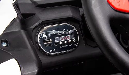 באגי ממונע דו-מושבי 24V דמוי קוואסקי Kawasaki עם גלגלי גומי, בולמי זעזועים, שלט רחוק ואורות - לבן