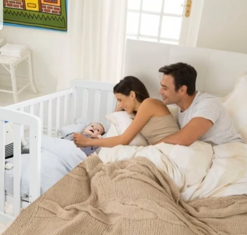עריסת תינוק אוריה פלוס מתחברת למיטת הורים עם דופן פתיחה/סגירה מהירה - לבן/טבעי