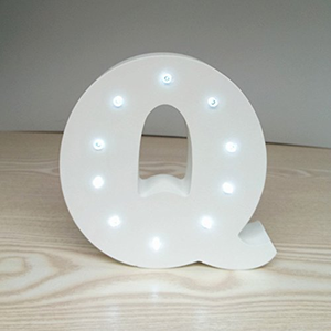 מנורת לילה עם תאורת לד LED מעוצבת בצורת האות Q