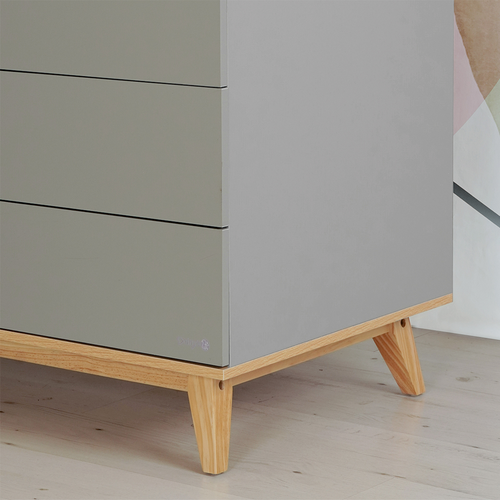 שידת החתלה רחבה לתינוק קיילי עשויה MDF עם מגירת חלוקה פנימית - אפור / טבעי