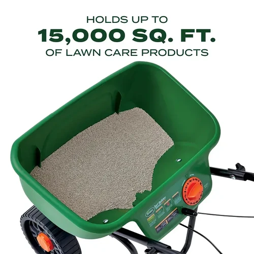 מבט על לתוך מיכל המדשנת Scotts EdgeGuard DLX מלא בחומר פיזור, עם טקסט המדגיש קיבולת של 1,393 מ