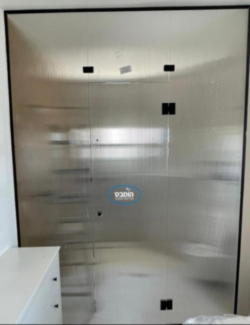 קיר זכוכית לפי מידה שני קבועים+ דלת פתיחה זכוכית גלים גלינה פירזול שחור