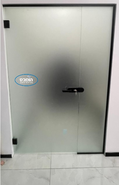 קיר זכוכית לפי מידה קבוע+ דלת פתיחה זכוכית אסיד חלבי פירזול שחור
