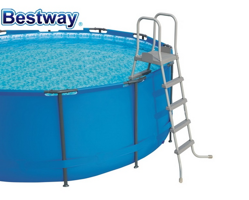 סולם דו כיווני לבריכה 132 ס״מ 4 שלבים BESTWAY 58337 - מבט צד להמחשת גובה ורוחב